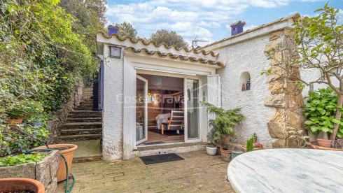 Dorpshuis met tuin en vergunning in Begur