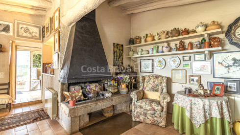 Casa de poble amb jardí i llicència a Begur Centre