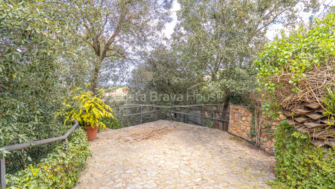 Casa de poble amb jardí i llicència a Begur Centre