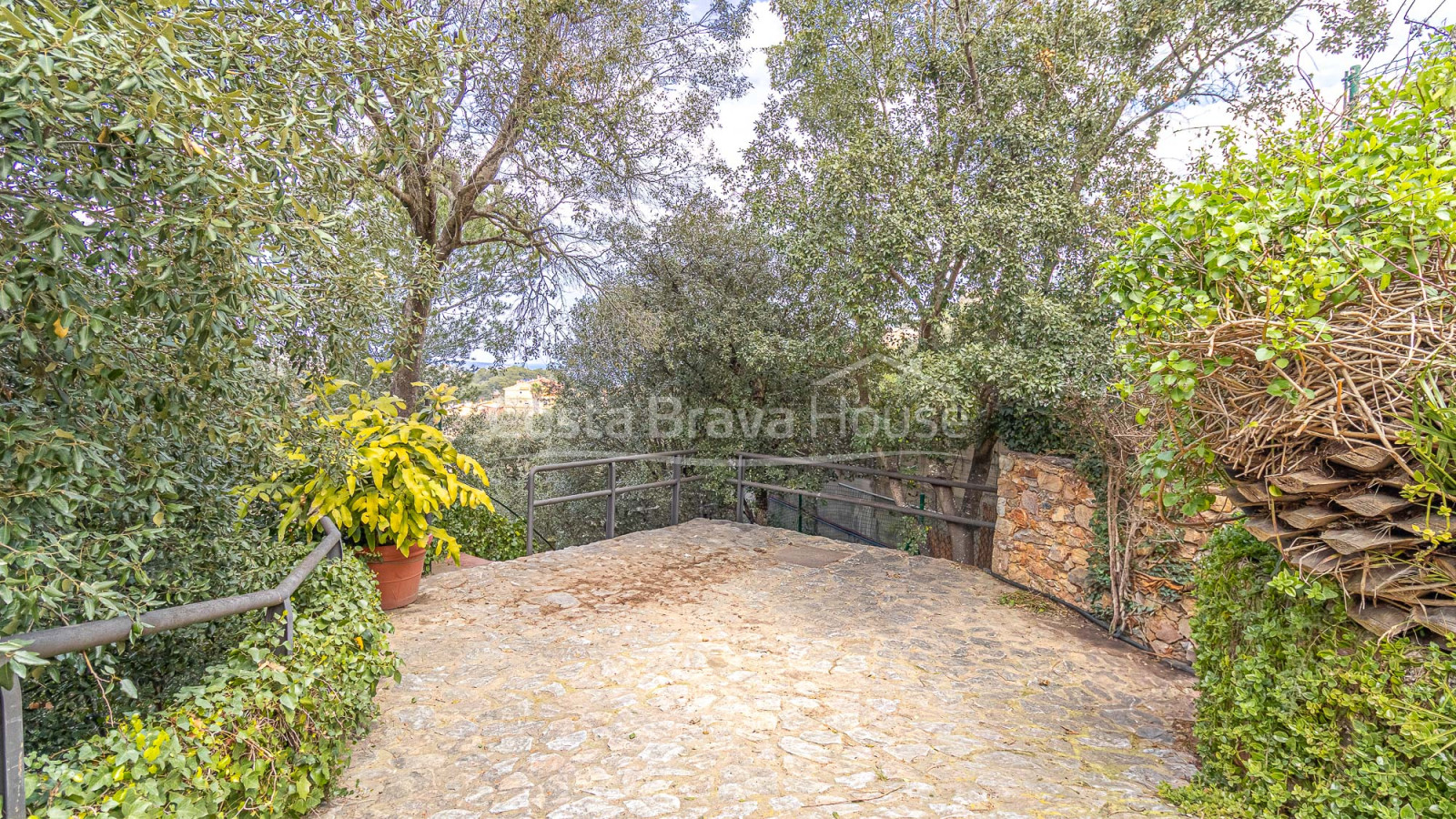 Dorpshuis met tuin en vergunning in Begur