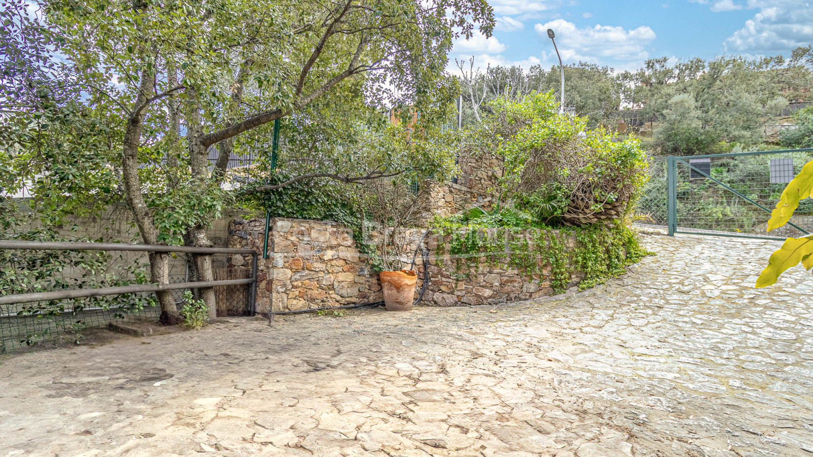 Dorpshuis met tuin en vergunning in Begur