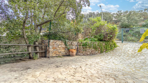 Dorpshuis met tuin en vergunning in Begur