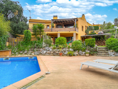 House for sale in Begur with pool, three units and tourist license on landscaped plot