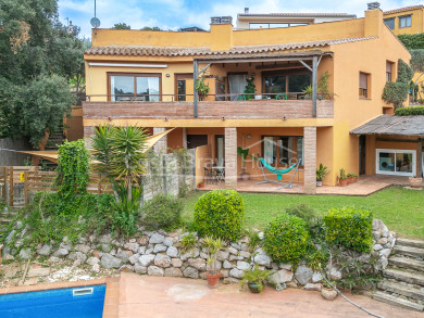 Casa en venta en Begur con piscina, tres viviendas y licencia turística en parcela ajardinada
