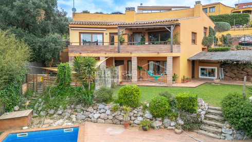 House with pool and tourist license in Begur