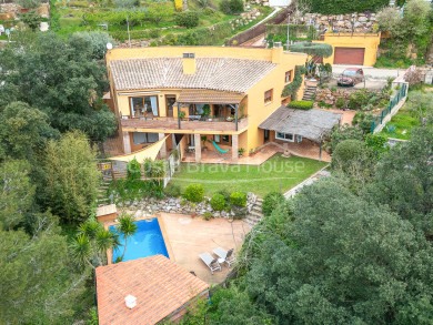 Maison à vendre à Begur avec piscine, trois logements et licence touristique sur terrain paysagé