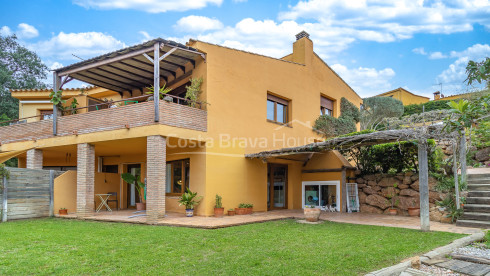 House with pool and tourist license in Begur
