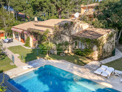 Casa en venta en Tamariu con piscina, jardín y apartamento independiente a 750 m de la playa