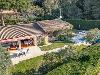 Casa en venda a Tamariu amb piscina, jardí i apartament independent a 750 m de la platja