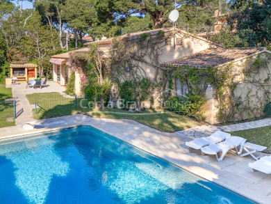 Casa en venda a Tamariu amb piscina, jardí i apartament independent a 750 m de la platja