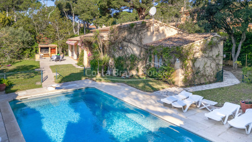 Casa a Tamariu amb piscina i llicència turística
