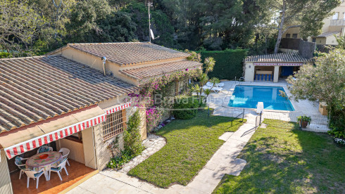 Casa a Tamariu amb piscina i llicència turística