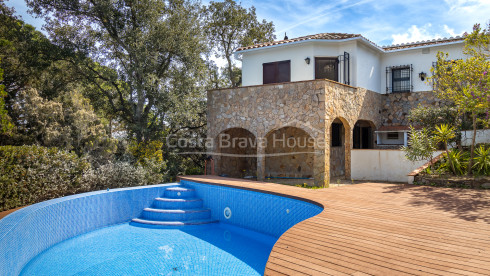 Casa amb piscina en venda a Vall-llobrega