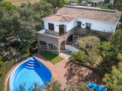 Casa amb piscina privada i dos habitatges independents en venda a Vall-llobrega