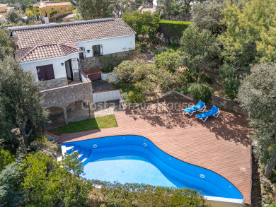 Casa amb piscina privada i dos habitatges independents en venda a Vall-llobrega