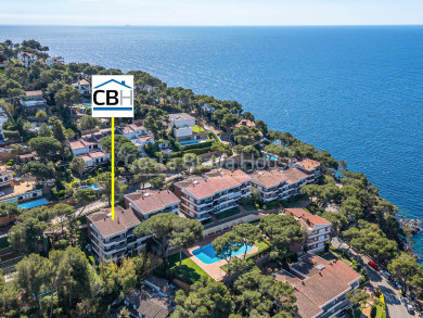 Apartment for sale in Llafranc with large terrace, pool, parking, storage room and tourist license 2 minutes from the beach