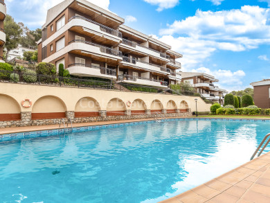 Apartment for sale in Llafranc with large terrace, pool, parking, storage room and tourist license 2 minutes from the beach