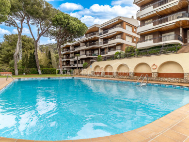 Apartment for sale in Llafranc with large terrace, pool, parking, storage room and tourist license 2 minutes from the beach