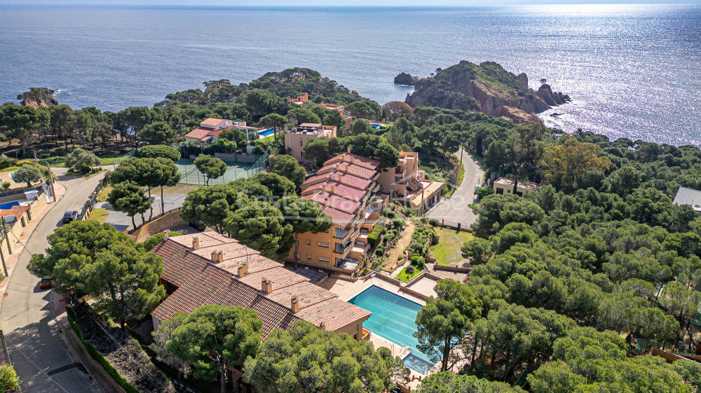 Apartment in Tamariu with terrace and sea views