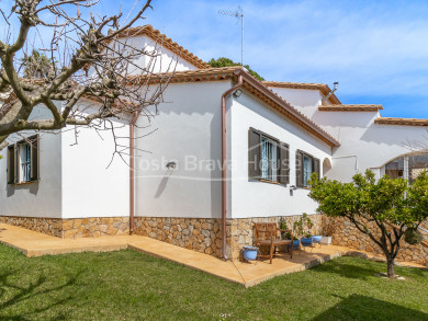 Maison individuelle avec jardin privé à vendre à 500 mètres de la plage à Sant Antoni de Calonge