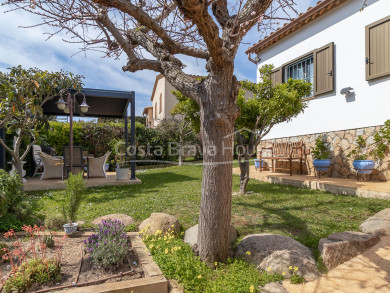 Casa individual con jardín privado en venta a 500 metros de la playa en Sant Antoni de Calonge