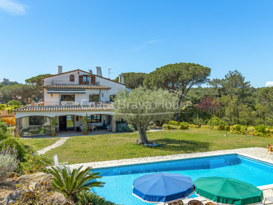 Propriété exclusive à vendre à Calella de Palafrugell avec grand terrain et piscine privée