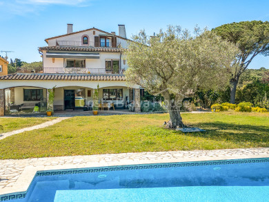Exclusive property for sale in Calella de Palafrugell with large plot and private pool