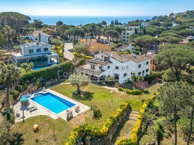 Exclusive property for sale in Calella de Palafrugell with large plot and private pool