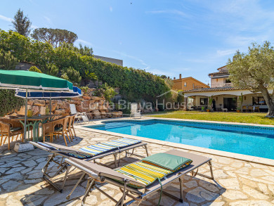 Exclusieve woning te koop in Calella de Palafrugell met groot perceel en privézwembad