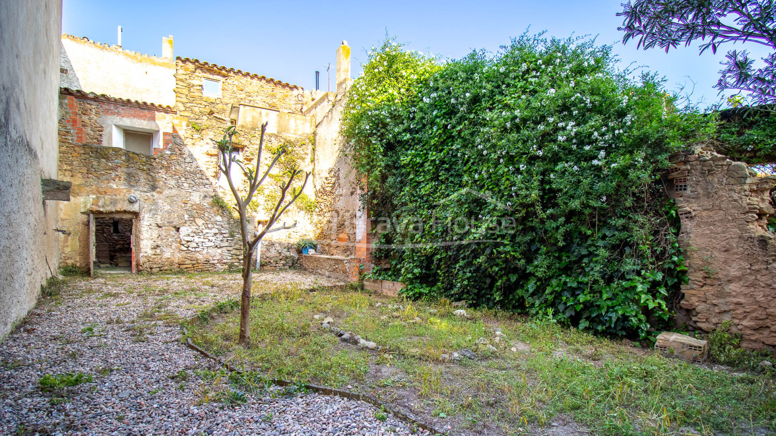 Casa para reformar con jardín en venta en Gualta