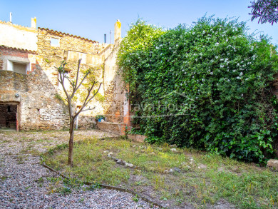 Casa de poble en venda per reformar, amb jardí i projecte al centre històric de Gualta, Baix Empordà