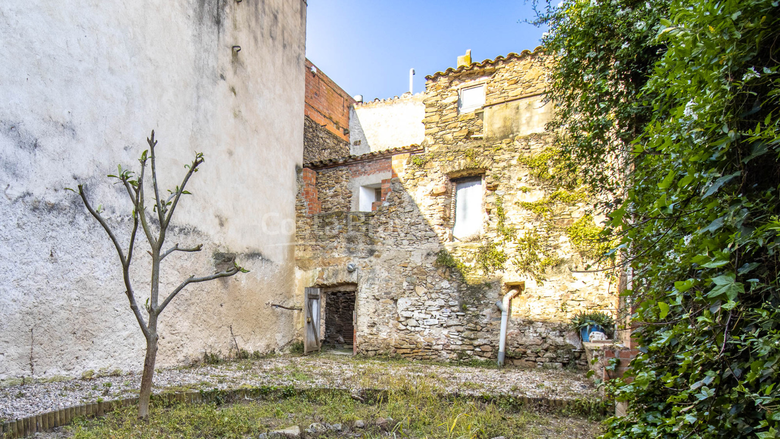 Casa para reformar con jardín en venta en Gualta