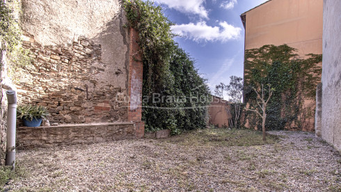Casa para reformar con jardín en venta en Gualta