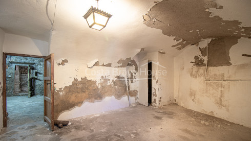House to renovate with garden for sale in Gualta