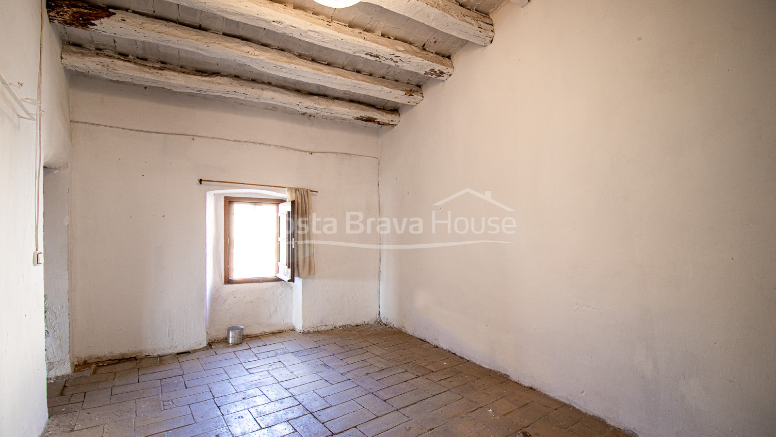 Te renoveren huis met tuin te koop in Gualta