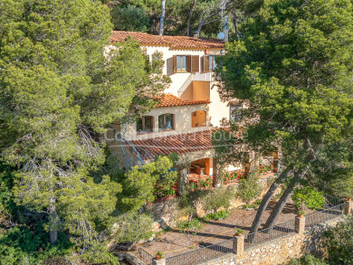 Maison individuelle avec vue sur mer à vendre à Sa Tuna, Begur, avec deux logements indépendants