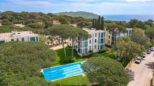 Apartamento en Golfet Calella con terraza y piscina