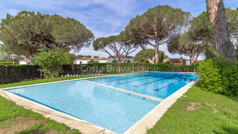 Apartamento en Golfet Calella con terraza y piscina