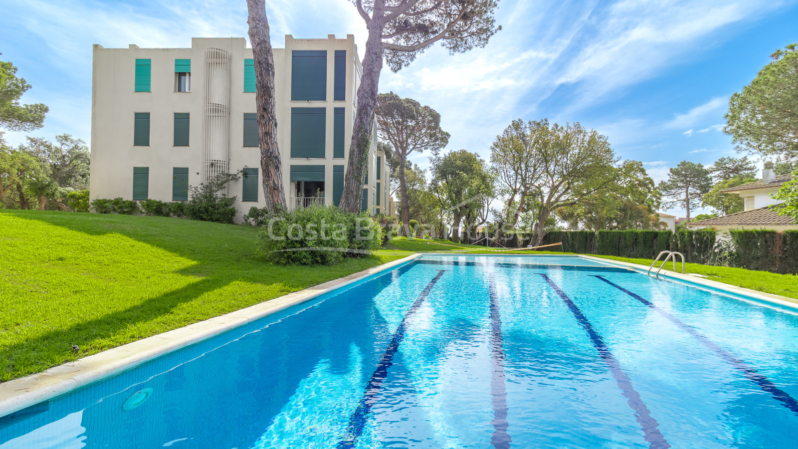 Apartamento en Golfet Calella con terraza y piscina