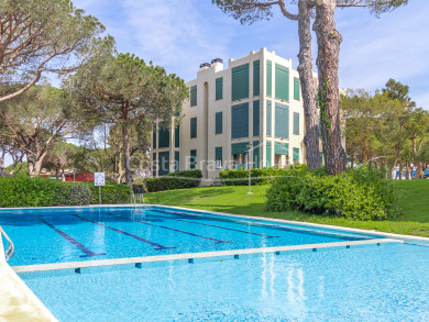 Apartament reformat amb terrassa i piscina en venda a la zona del Golfet, Calella de Palafrugell