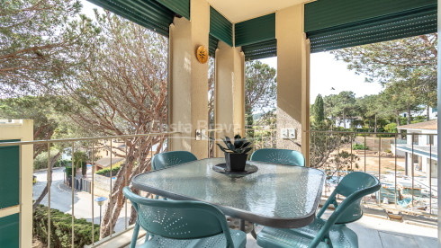 Apartamento en Golfet Calella con terraza y piscina