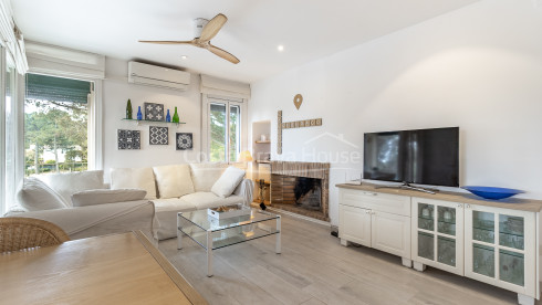 Apartamento en Golfet Calella con terraza y piscina