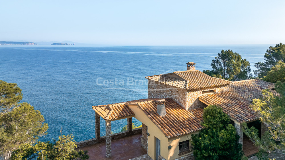 Villa en venta en Sa Riera con vistas al mar