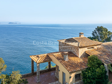 Villa mediterránea en venta con vistas al mar en primera línea en Sa Riera, Begur