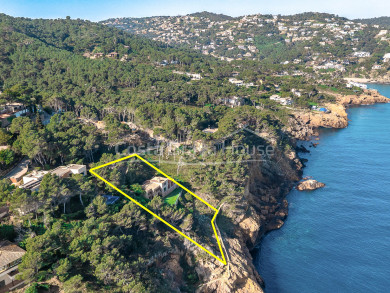 Villa mediterránea en venta con vistas al mar en primera línea en Sa Riera, Begur
