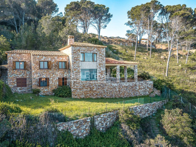 Villa mediterránea en venta con vistas al mar en primera línea en Sa Riera, Begur