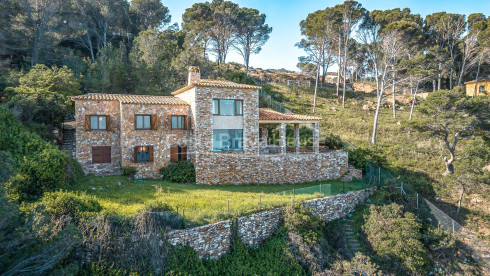 Villa en venta en Sa Riera con vistas al mar