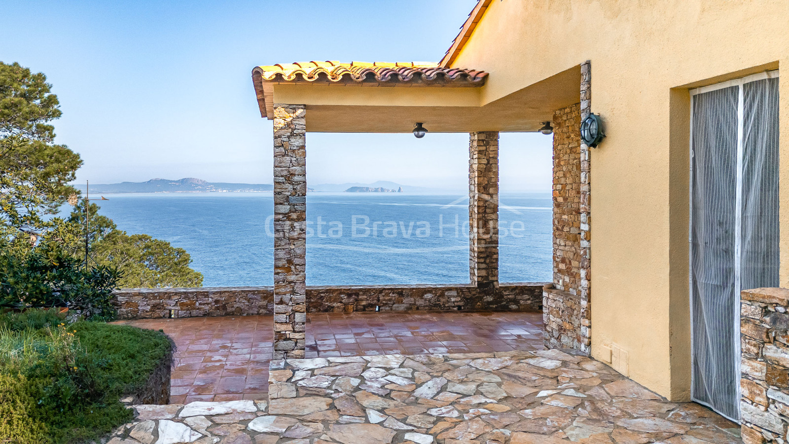 Villa en venta en Sa Riera con vistas al mar