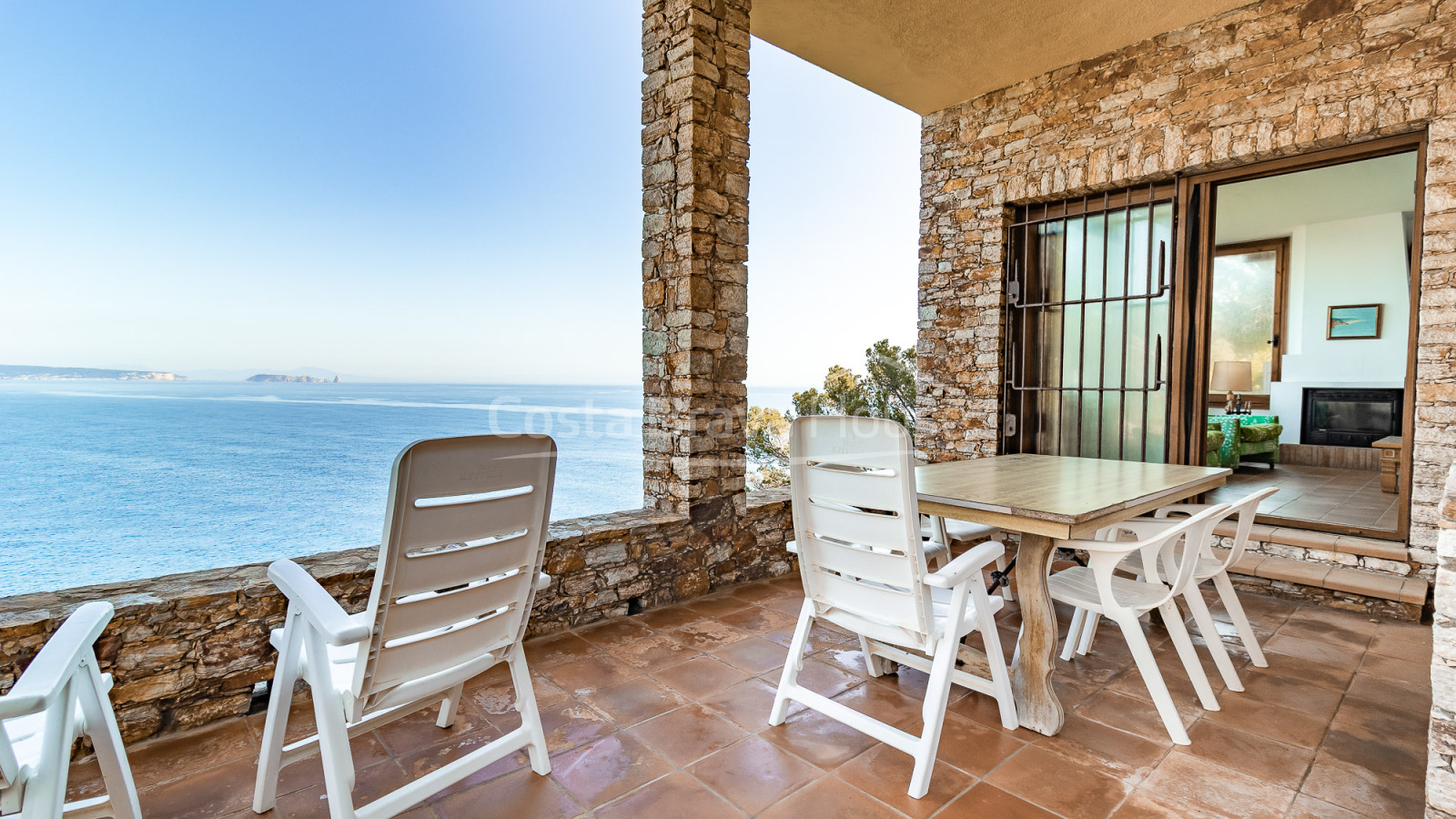 Villa en venta en Sa Riera con vistas al mar