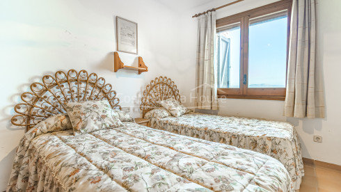 Villa en venta en Sa Riera con vistas al mar